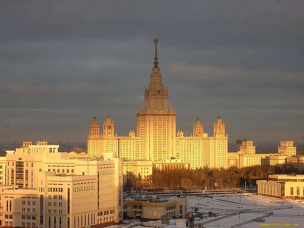 Покажите ваш. МГУ на рассвете. Московский университет рассвет. Крыша здание МГУ В Москве. МГУ рассвет зимой.